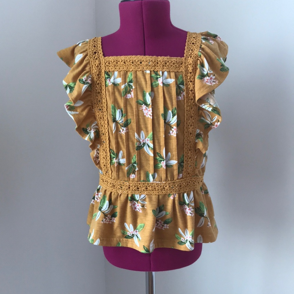 Ruffle sleeved top. Size small.